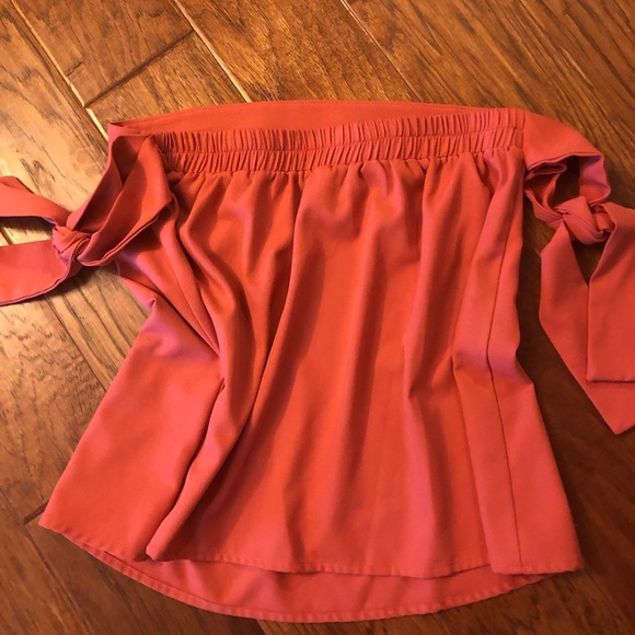 Off the Shoulder Gianni Bini Top - Picture 4 of 5